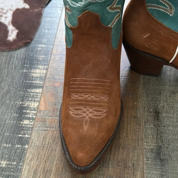 NWT Brown and Teal Ariat Western Cowboy Boots - Picture 3 of 4